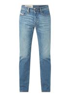 Buster tapered fit jeans met medium wassing