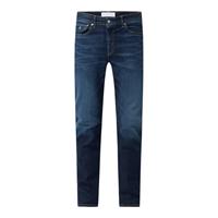 Calvin Klein Jeans - Smalle jeans met toelopende pijpen in donkere wassing-Blauw