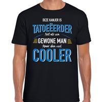 Bellatio Deze kanjer is tatoeeerder net als een gewone man maar dan veel cooler t-shirt Zwart