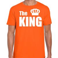 Bellatio Decorations The king t-shirt oranje met witte letters en kroon voor heren
