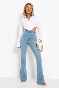 Boohoo Strakke Booty Boosting Mid Rise Jeans Met Wijd Uitlopende Pijpen, Light Wash