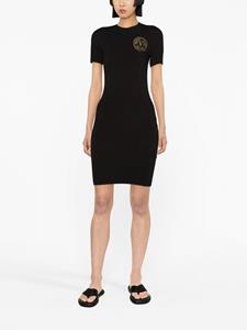 versacejeanscouture Versace Jeans Couture T-shirtjurk met V-embleem - Zwart