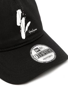 yohjiyamamoto Yohji Yamamoto Honkbalpet met logoprint - Zwart