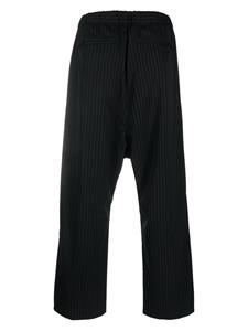 Attachment pinstripe-print drop-crotch trousers - Zwart