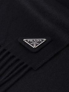 Prada logo-plaque cashmere scarf - Zwart
