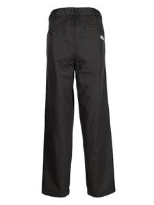 CHOCOOLATE Chino met plooien en logopatch - Grijs