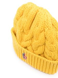 Moncler Grenoble logo-embroidered cable-knit beanie - Geel