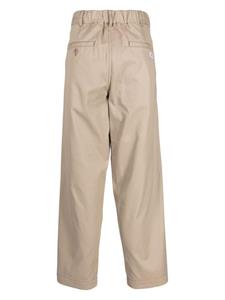 CHOCOOLATE Chino met plooien en logopatch - Bruin