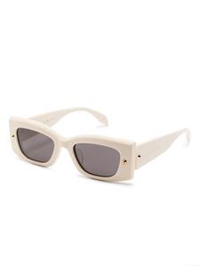 alexandermcqueeneyewear Alexander McQueen Eyewear Zonnebril met rechthoekig montuur en studs - Beige
