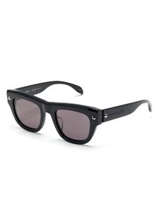 alexandermcqueeneyewear Alexander McQueen Eyewear Zonnebril met D-montuur en spikes - Zwart