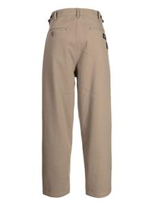 izzue Straight jeans met logo applicatie - Bruin