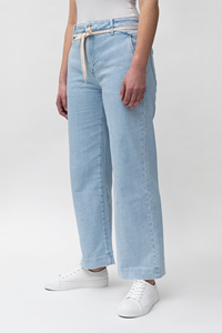 Dawn Damen vegan Dew Flared Cropped Soft Denim French Pocket Hellblau