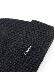 Calvin Klein logo-patch ribbed beanie - Grijs