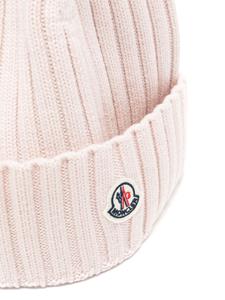 Moncler logo-patch ribbed-knit beanie - Roze