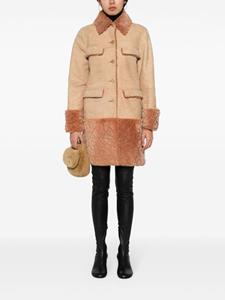 chanelpre-owned CHANEL Pre-Owned 2001 bontjas met parelknoop - Beige