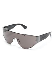 alexandermcqueeneyewear Alexander McQueen Eyewear AMQ The Grip zonnebril met schild montuur - Zwart