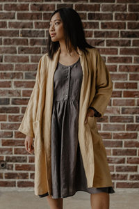 AmourLinen Damen vegan Mantel Mittellang Vilnius Senfgelb