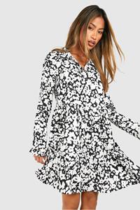 Boohoo Gesmokte Bloemen Blouse Jurk, Black
