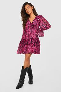 Boohoo Gesmokte Chiffon Dierenprint Jurk Met Ruches, Hot Pink