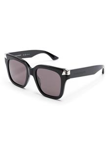 alexandermcqueeneyewear Alexander McQueen Eyewear Zonnebril met oversized montuur en gegraveerd logo - Zwart