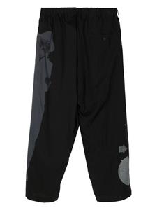 yohjiyamamoto Yohji Yamamoto elasticated-waist printed trousers - Zwart