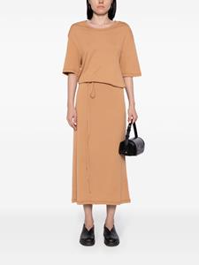 LEMAIRE Geribbelde T-shirtjurk met ceintuur - Bruin
