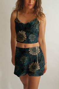 Averie Damen vegan Crop Top Und Shorts Set Nori Pusteblumen Druck Auf Schwarz