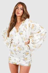 Boohoo Bloemen Mini Jurk Met Extreem Vleermuismouwen En Laag Decolleté, Cream