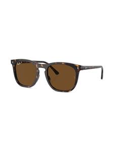 Ray-Ban RB2210 zonnebril met vierkant montuur - Bruin