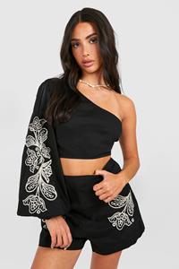 Boohoo Petite Geborduurde Asymmetrische Crop Top Met Pofmouwen, Black
