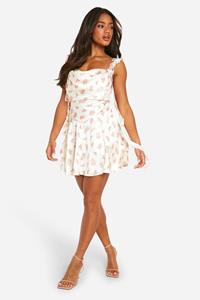 Boohoo Satijnen Bloemenprint Mini Melkmeisjes Jurk Met Ruches, Cream