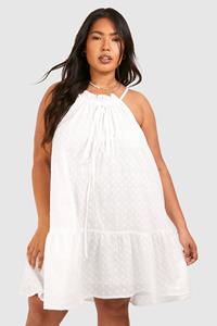 Boohoo Plus Geweven Broderie Mini Jurk Met Geplooide Zoom, White