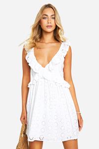 Boohoo Broderie Mini Jurk Met Ruches En Laag Decolleté, White