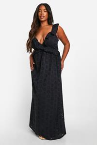 Boohoo Plus Broderie Maxi Jurk Met Ruches En Laag Decolleté, Black