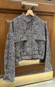 The Musthaves Leopard Bomber Zwart