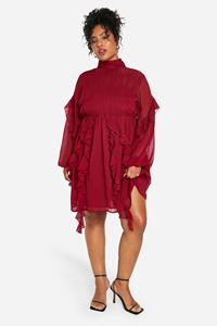 Boohoo Plus Gekreukelde Gesmokte Chiffon Jurk Met Hoge Kraag En Ruches, Burgundy
