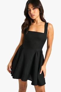 Boohoo Petite Getailleerde Skater Jurk, Black