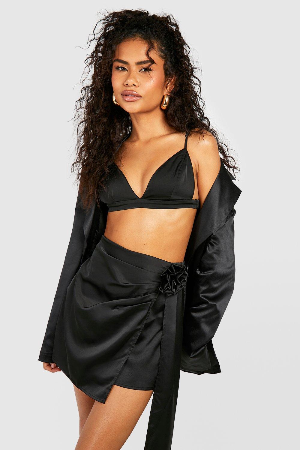 Boohoo Satijnen Gedrapeerd Rozen Corsage Mini Rokje, Black