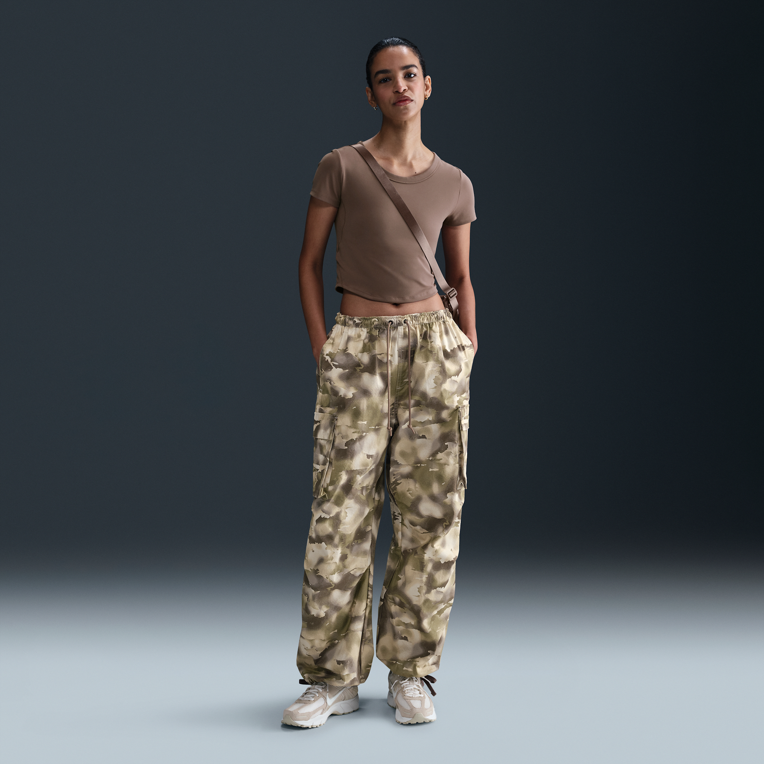 Nike Sportswear oversized cargobroek met camouflageprint en halfhoge taille voor dames - Bruin
