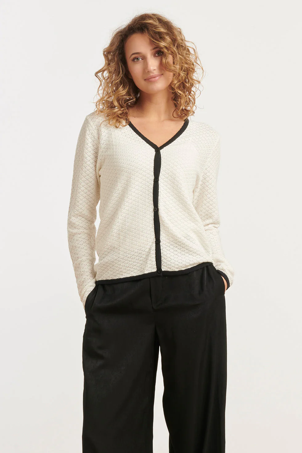 Smashed Lemon 25265 off white knitted cardigan met e contrast details
