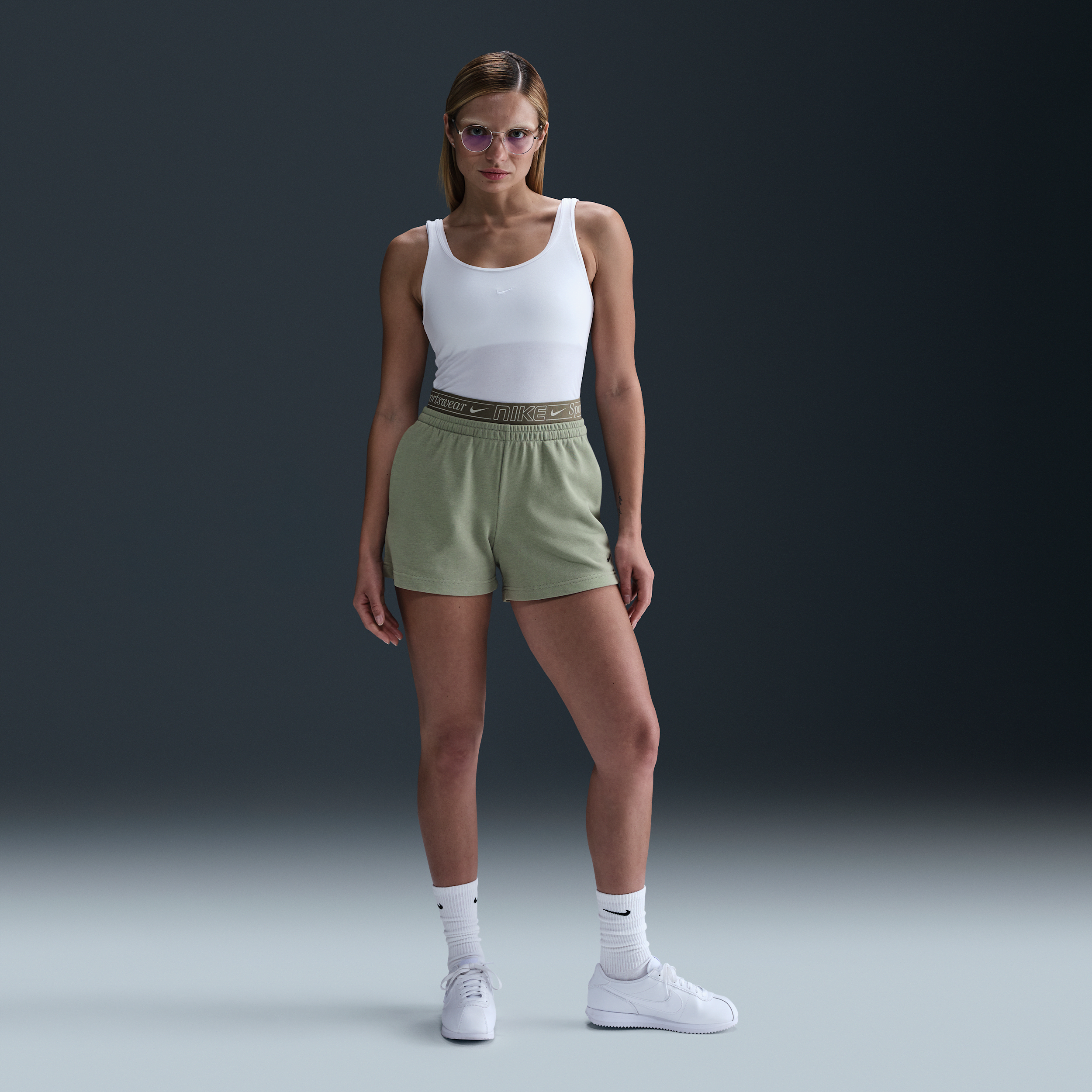 Nike Sportswear Chill Terry damesshorts met halfhoge taille (10 cm) - Groen