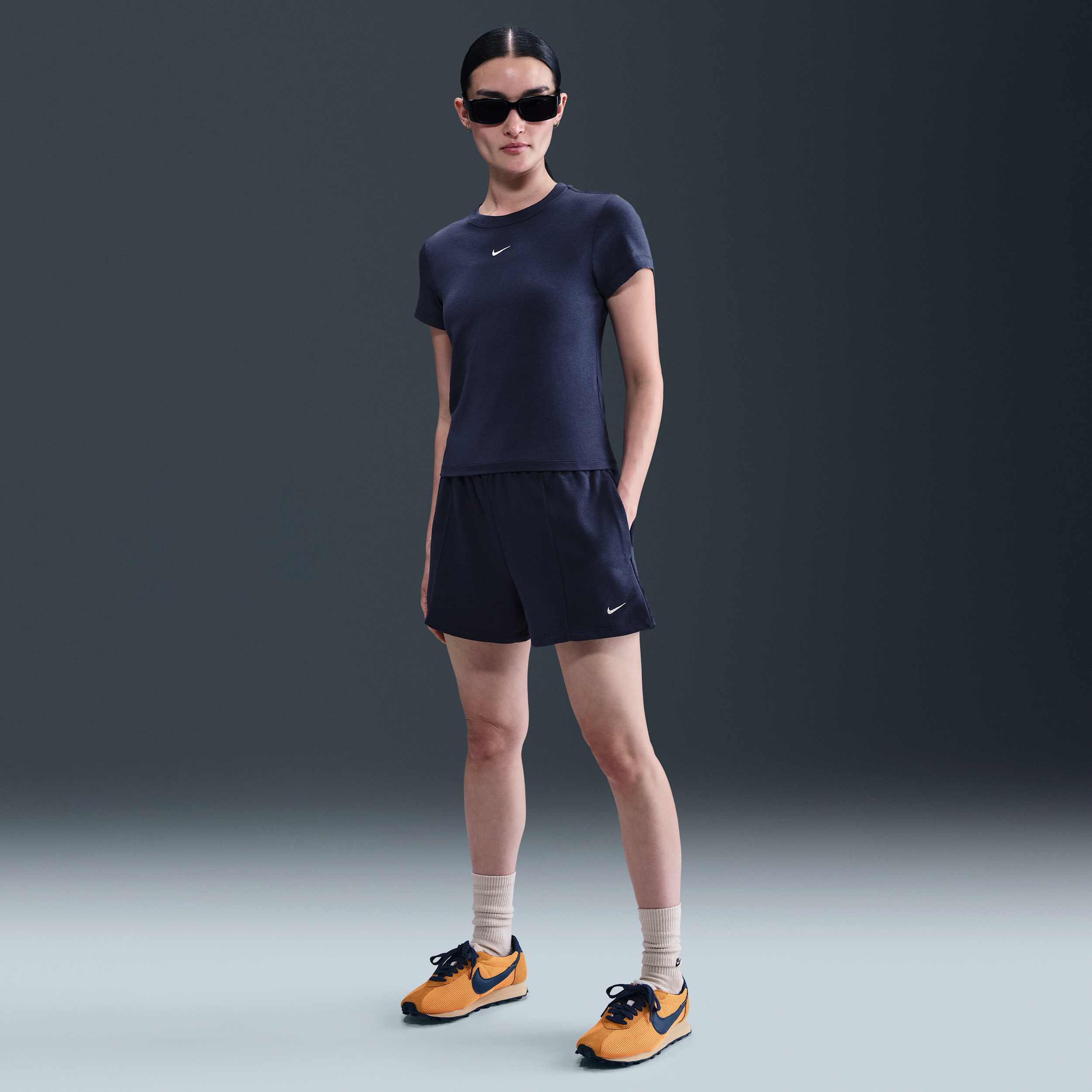 Nike Sportswear Chill Terry shorts van sweatstof met halfhoge taille voor dames (10 cm) - Blauw