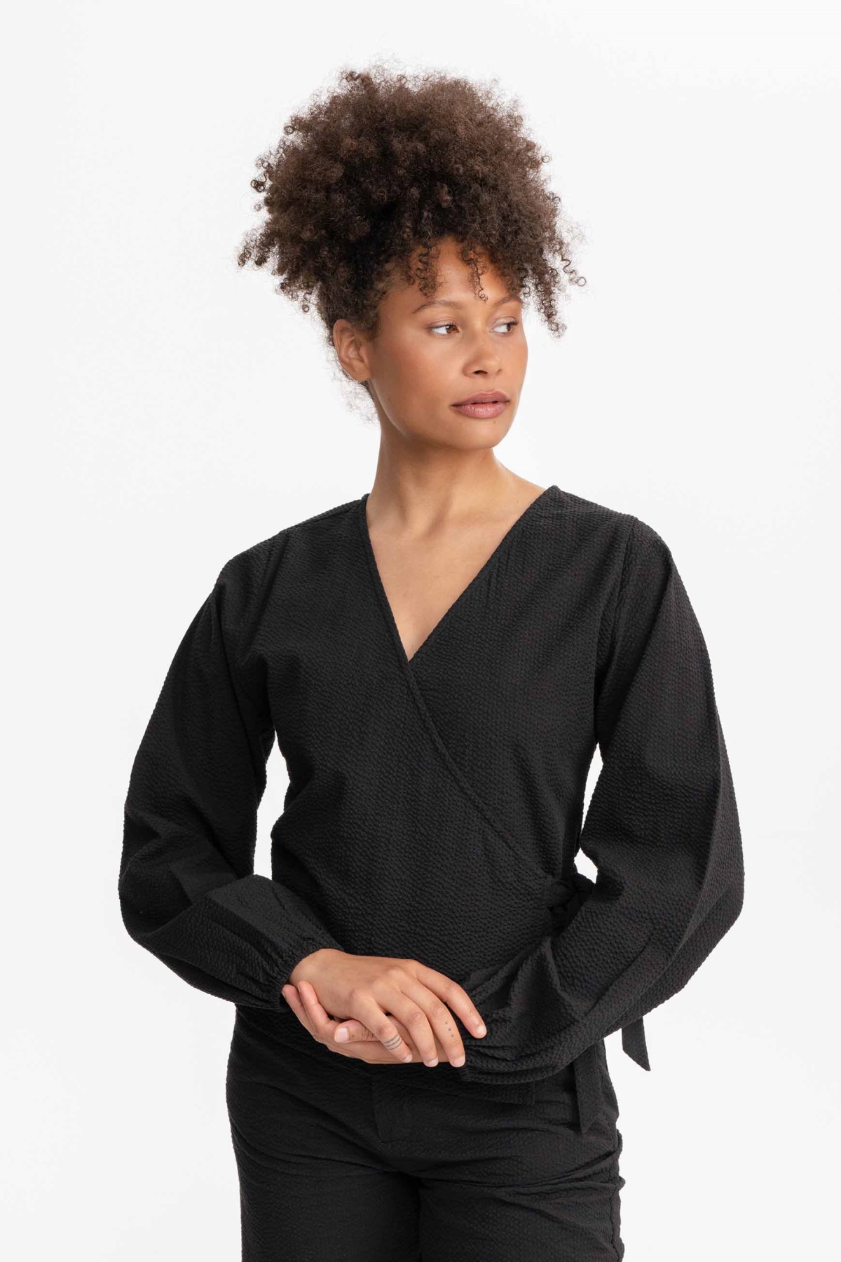 MELA Damen vegan Wickelbluse Lilam Schwarz