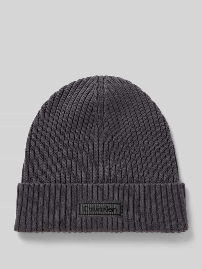 Calvin Klein Gebreide muts PATCH CHUNKY RIB COTTON BEANIE