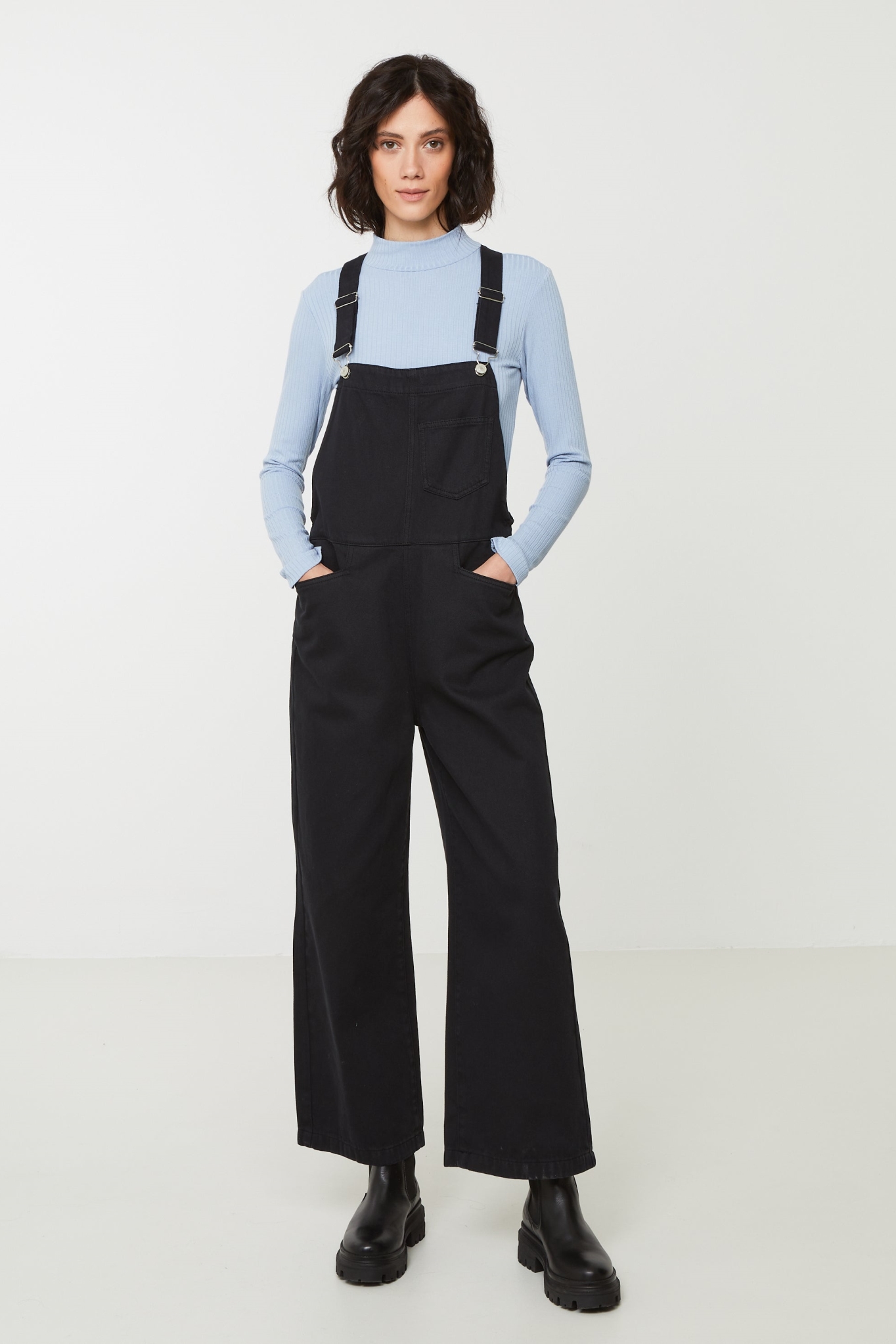 Recolution Damen vegan Latzhose Beaumontia Schwarz