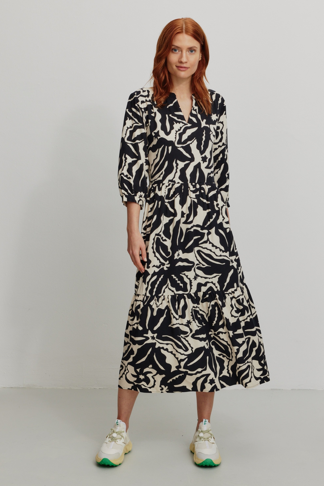 Recolution Damen vegan Kleid Medinilla Botanical Schwarz