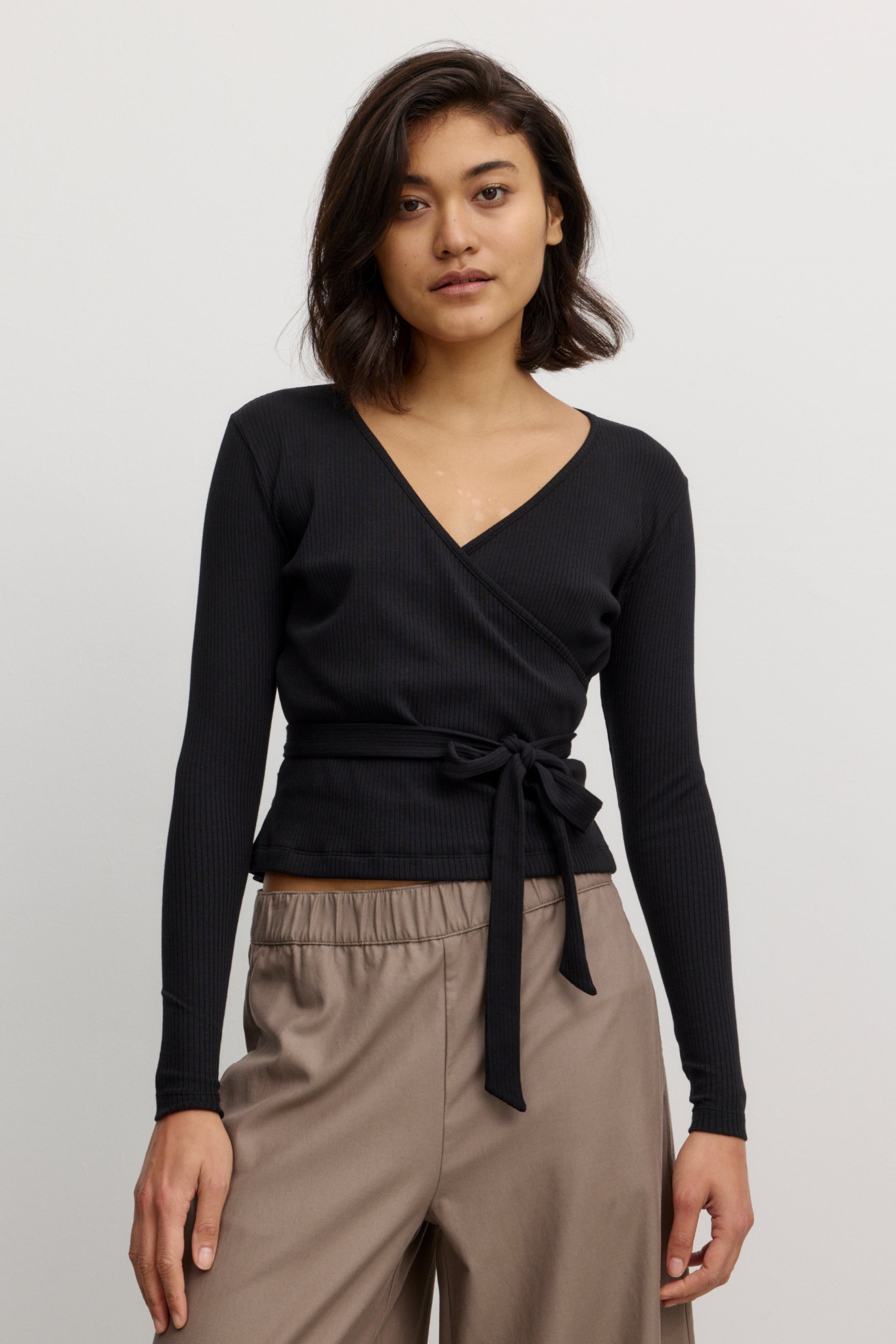 Recolution Damen vegan Top Aronia Rib V-Ausschnitt Schwarz