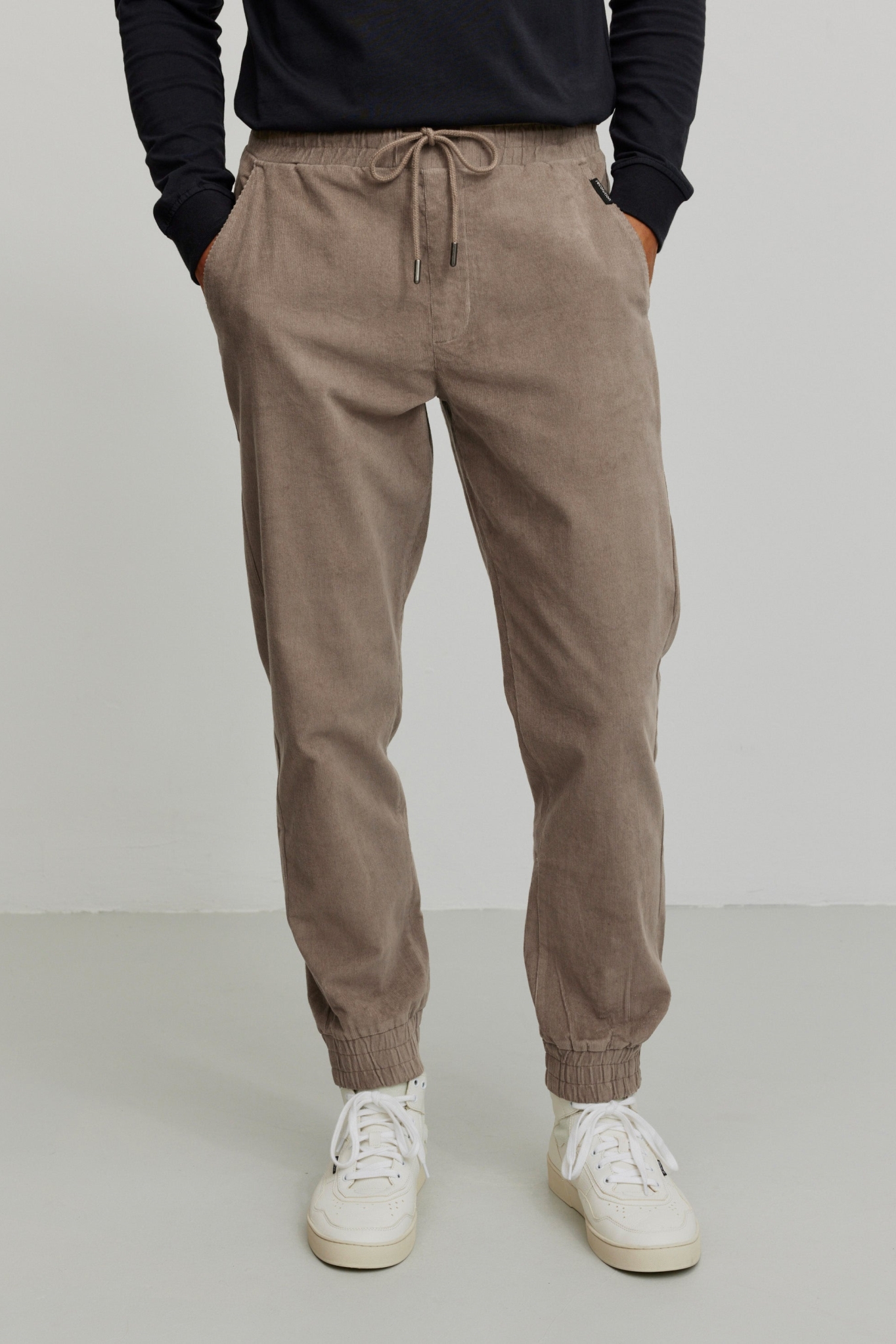 Recolution Herren vegan Jogginghose Chino Cord Cyperus Hazel Braun
