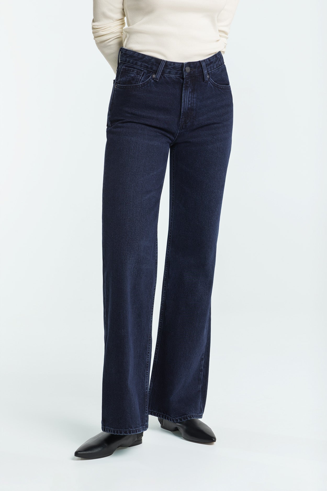 Kings Of Indigo Damen vegan Jeans Flare Jane Holo Blau Schwarz