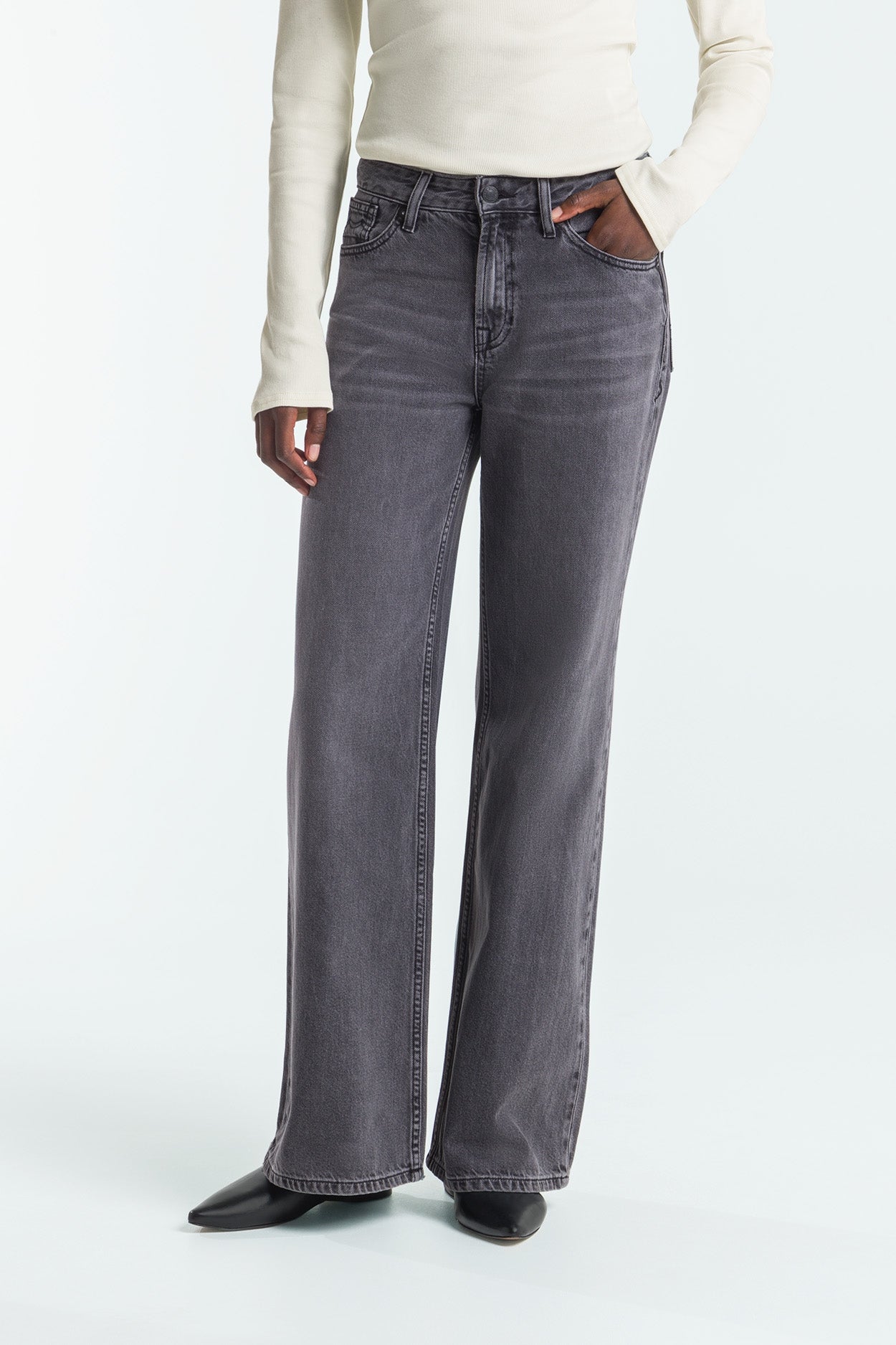 Kings Of Indigo Damen vegan Jeans Flare Jane Schwarz